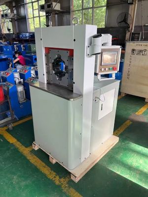 1000*800*1630 mm PLC kontrol sistemi ile AC hortum kırpma makinesi Tek seferlik kırpma
