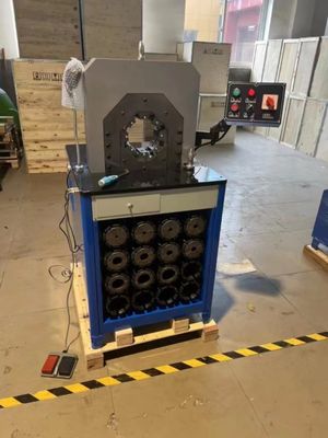 İyi bir fiyat. Sistem Basıncı 31.5MPa ve Süper İnce AC Hose Crimping Makinesi 1500T Crimping Gücü çevrimiçi