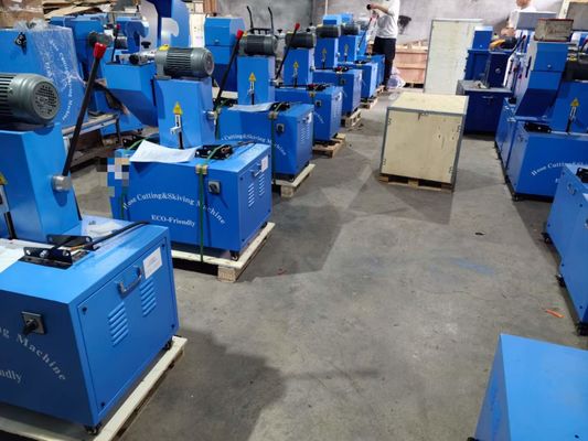 2 inç 6-51mm 4 katmanlı hortum elektrikli cihaz ileri ve kullanıcı dostu düğme kontrolü ile kauçuk hortum kesme makinesi