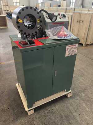 2”Yeşil Renkli Sıkma Boyutu 2,5 İnç İç Hortum Çapına Ulaşır Büyük Kuvvet 600T Sıkma Kuvveti 6-51mm Aralığı ve Hızlı Değişim Kalıp Araçları ile 10 Değiştirilebilir Kalıplı Kauçuk Hortum Sıkma Makinesi