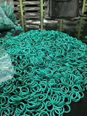 İyi bir fiyat. Yeşil NBR/FKM/FFKM/EDPM/SI Kauçuk O halkalar OEM/ODM İyi yağ direnciyle sıkıştırma kalıplama 16-30 N/mm Yırtma sıklığı çevrimiçi