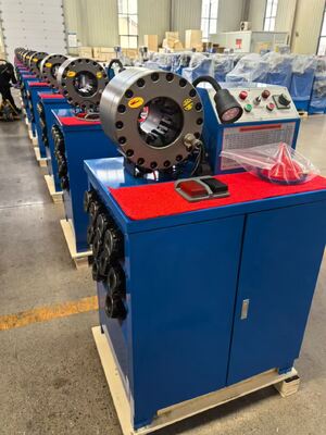 İyi bir fiyat. 2 İnç 600T Sıkma Kuvveti Mavi Renk Sıkma Boyutu Hızlı Değişim Kalıp Araçları ile 2,5 İnçe Ulaşır 6-51mm Aralığı ve 10 Değiştirilebilir Kalıplı Kauçuk Hortum Sıkma Makinesi çevrimiçi