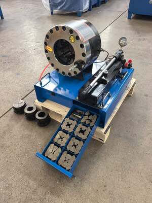 2 İnç Mavi Renk Yüksek Verimli 600 Ton Basınç Kuvveti Manuel Hortum Sıkma Makinesi 6-51mm Sıkma Aralığından 0 Gerilim ve Hidrolik Uygulamalar İçin 10 Değiştirilebilir Kalıp
