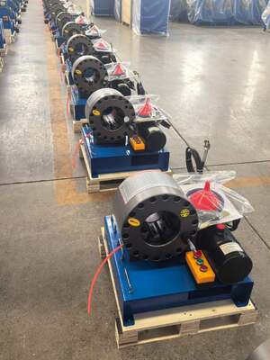 İyi bir fiyat. 12V / 24V Gerilim 2 İnç Hidrolik Hortum Sıkma Makinesi, 600T Sıkma Kuvveti ile 10 Kalıp ve Araba Yükleme için 6-51mm Aralığı çevrimiçi
